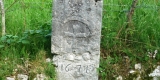 Stele a destra del capitello